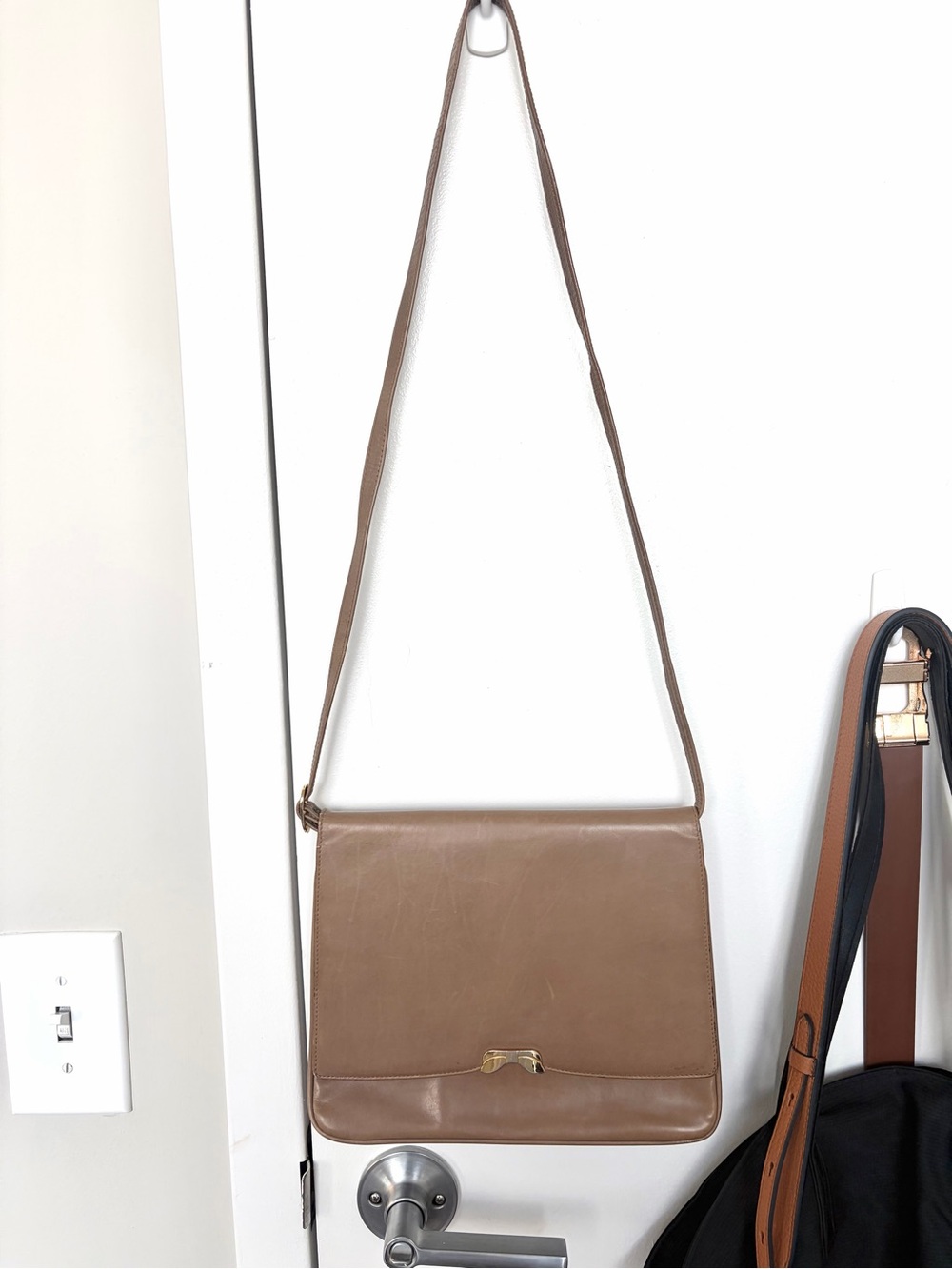 Vintage Salvatore Ferragamo Taupe Leather Flap Shoulder Crossbody Bag Handbag - Picture 2 of 11